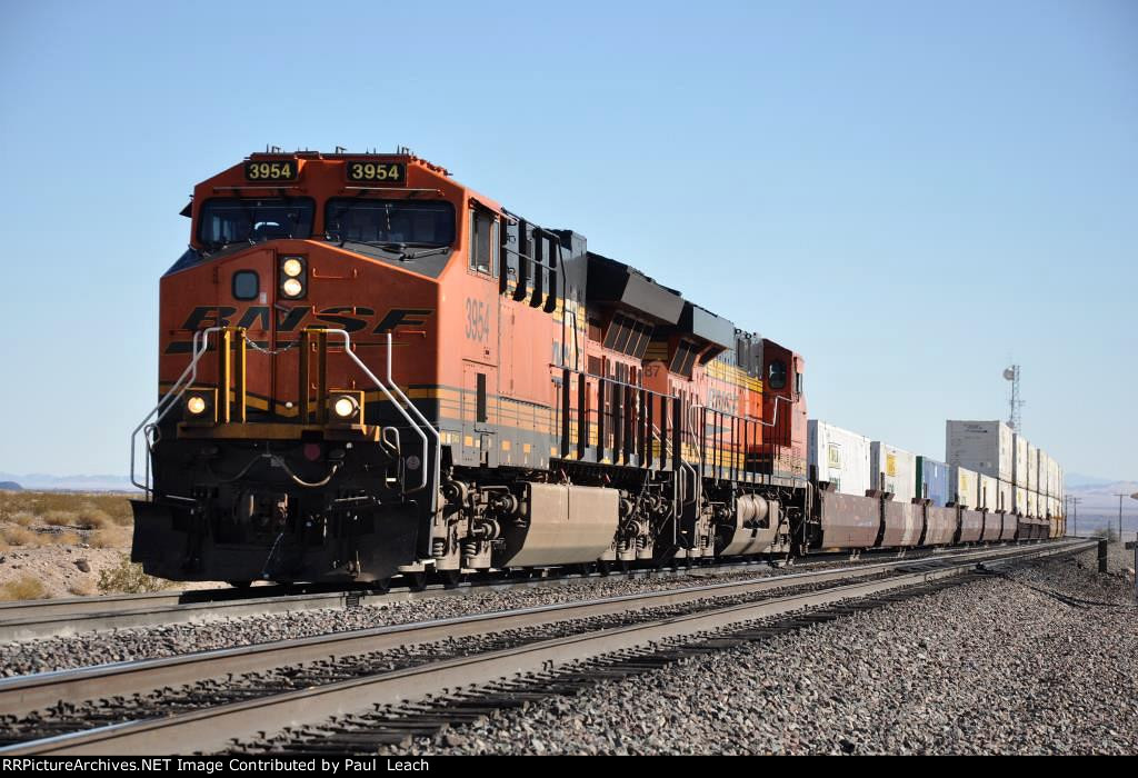 Intermodal rolls west around a curve